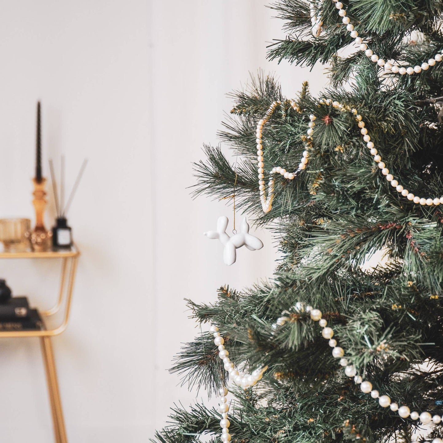 boule de noel ballon chien blanc