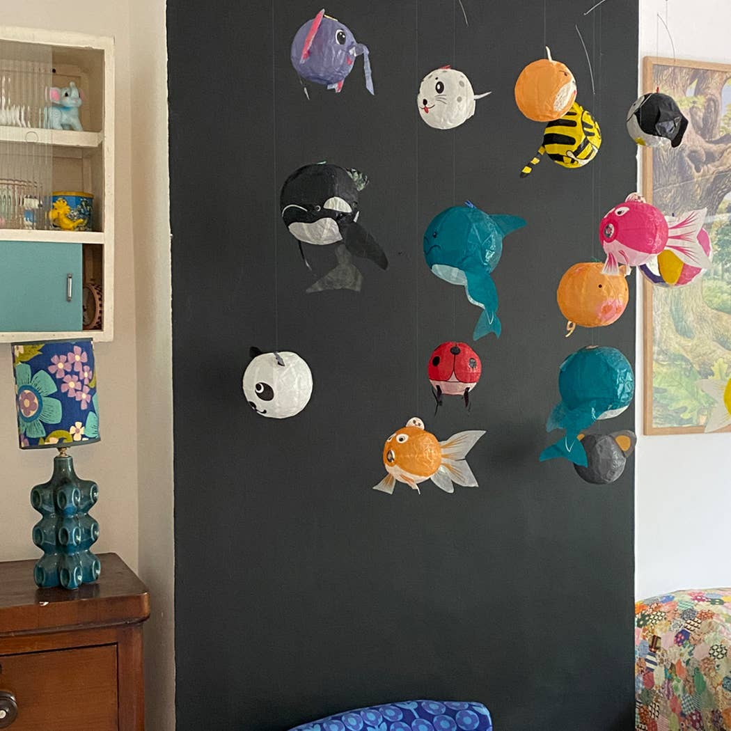 ballon japonais en papier pingouin petra boase ltd