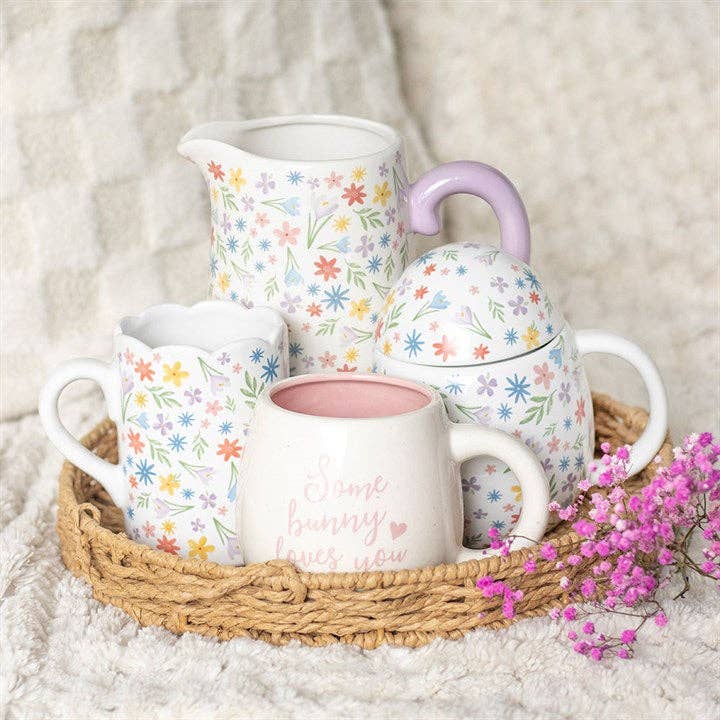 Tasse mit Frühlingsblumenmuster