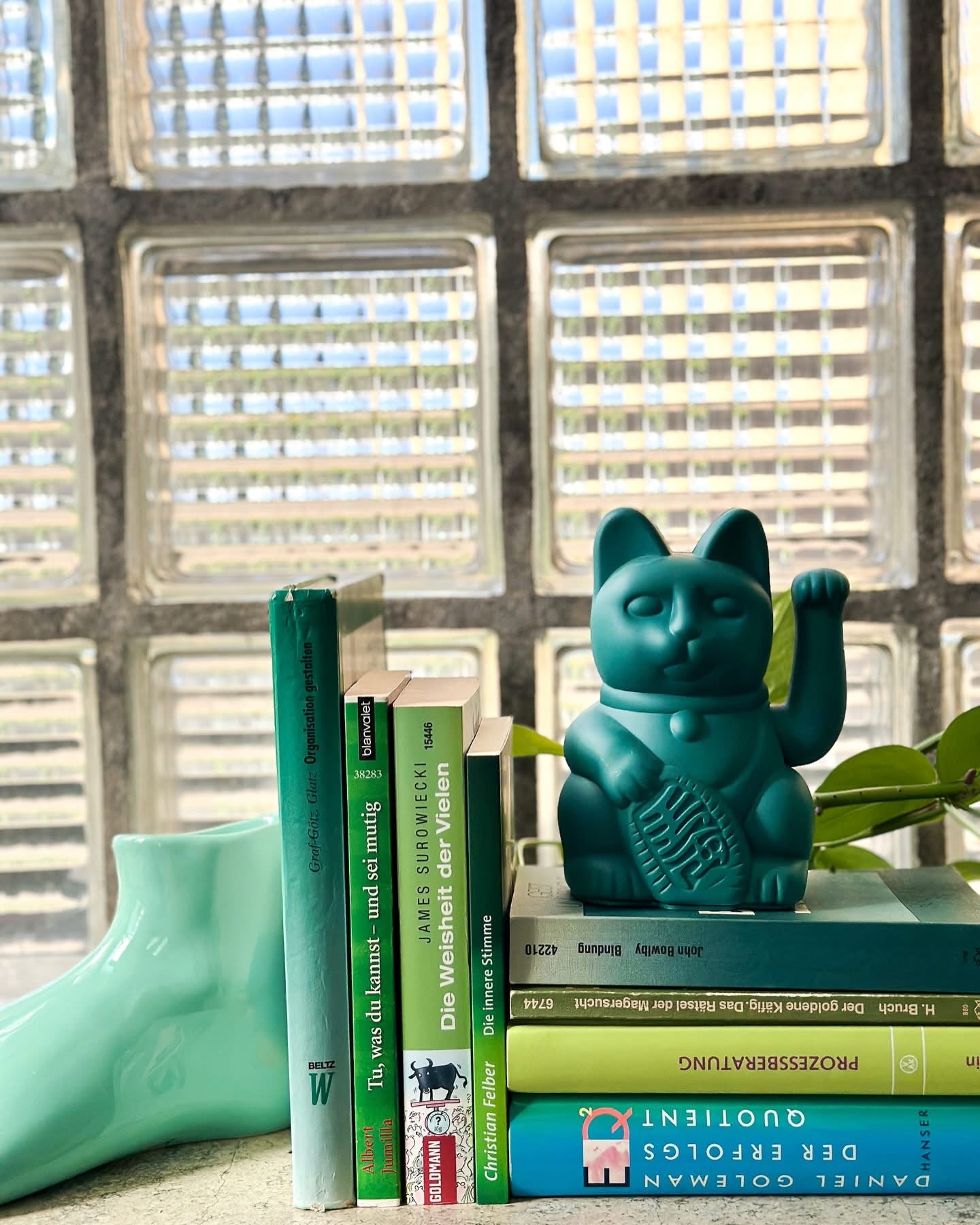 Зеленый счастливый кот