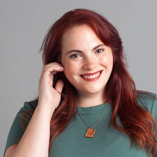 collier chat chanceux en bois materia rica