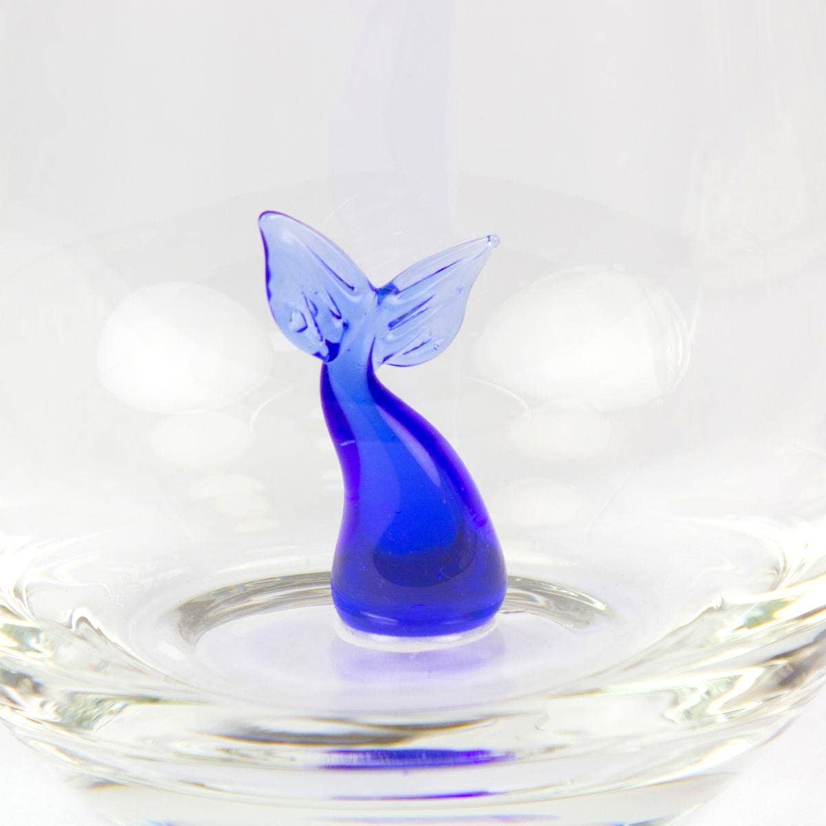 Verre à boire avec petite queue de baleine en verre