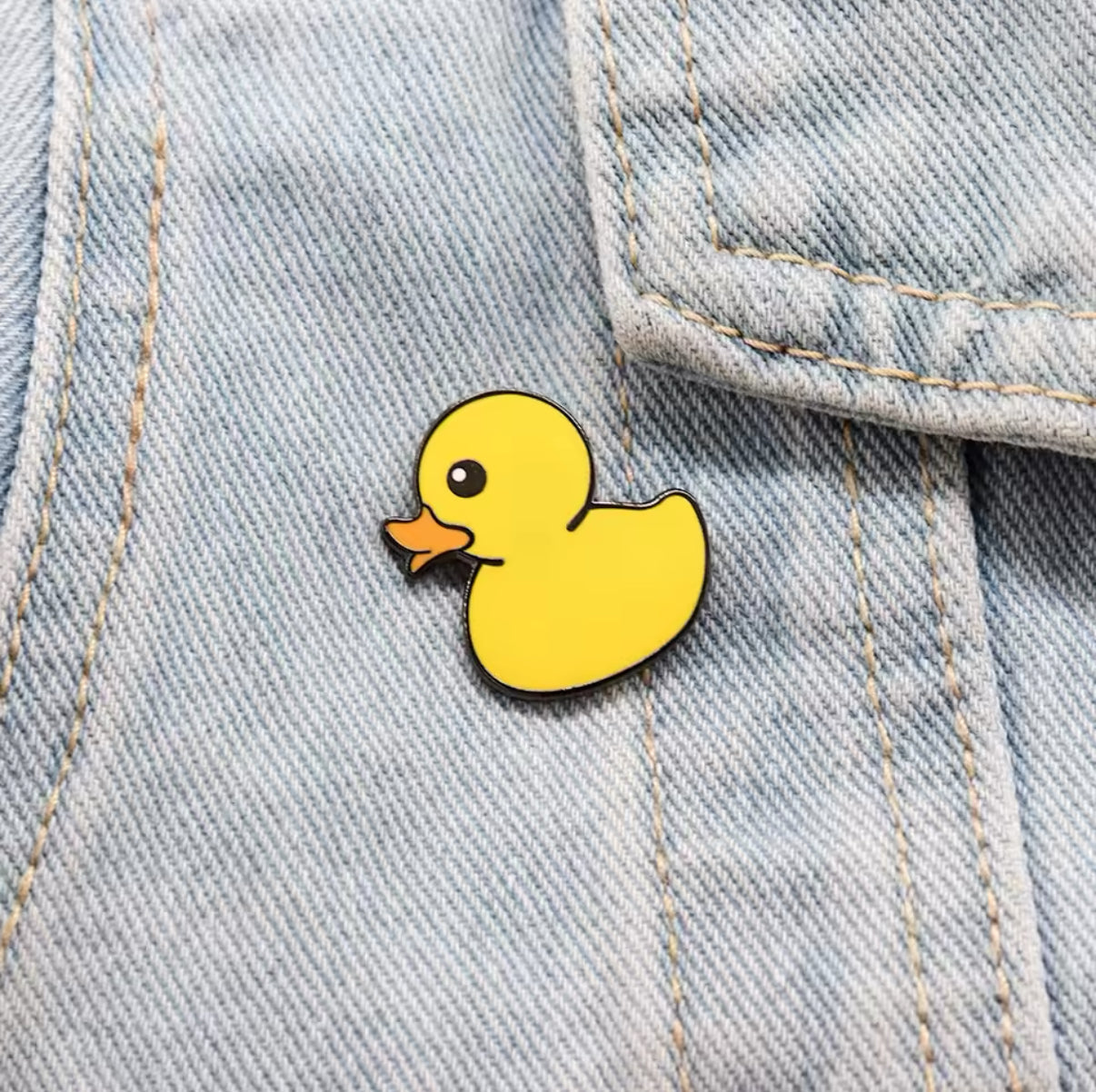 pins pato amarillo