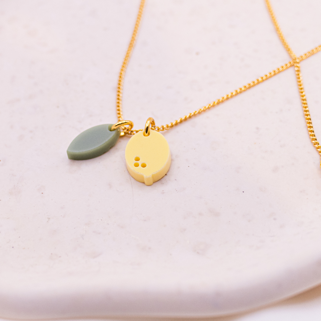 collier en acrylique citron chaine a fruits legere en metal dore 18 carats 