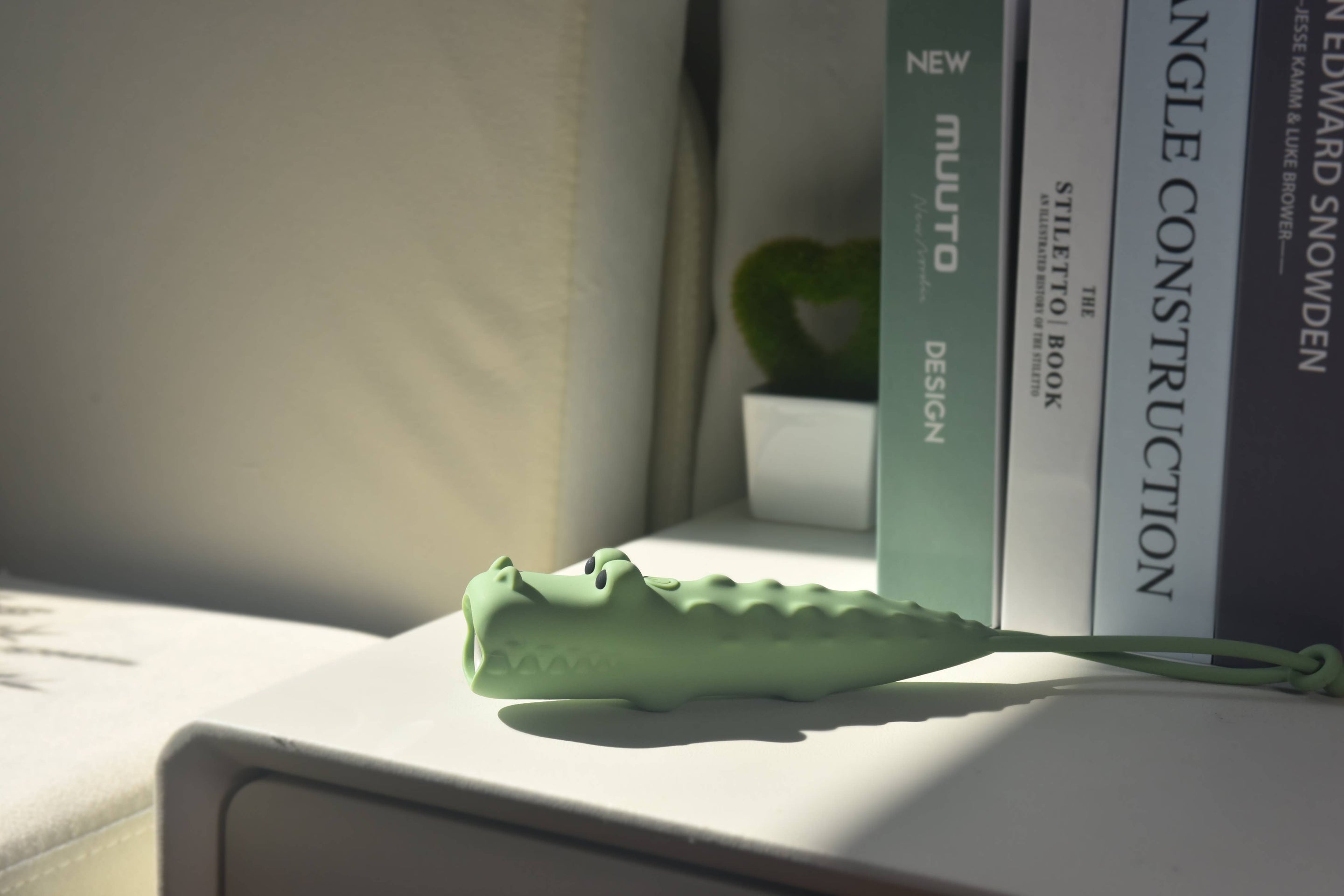 Crocodile flashlight