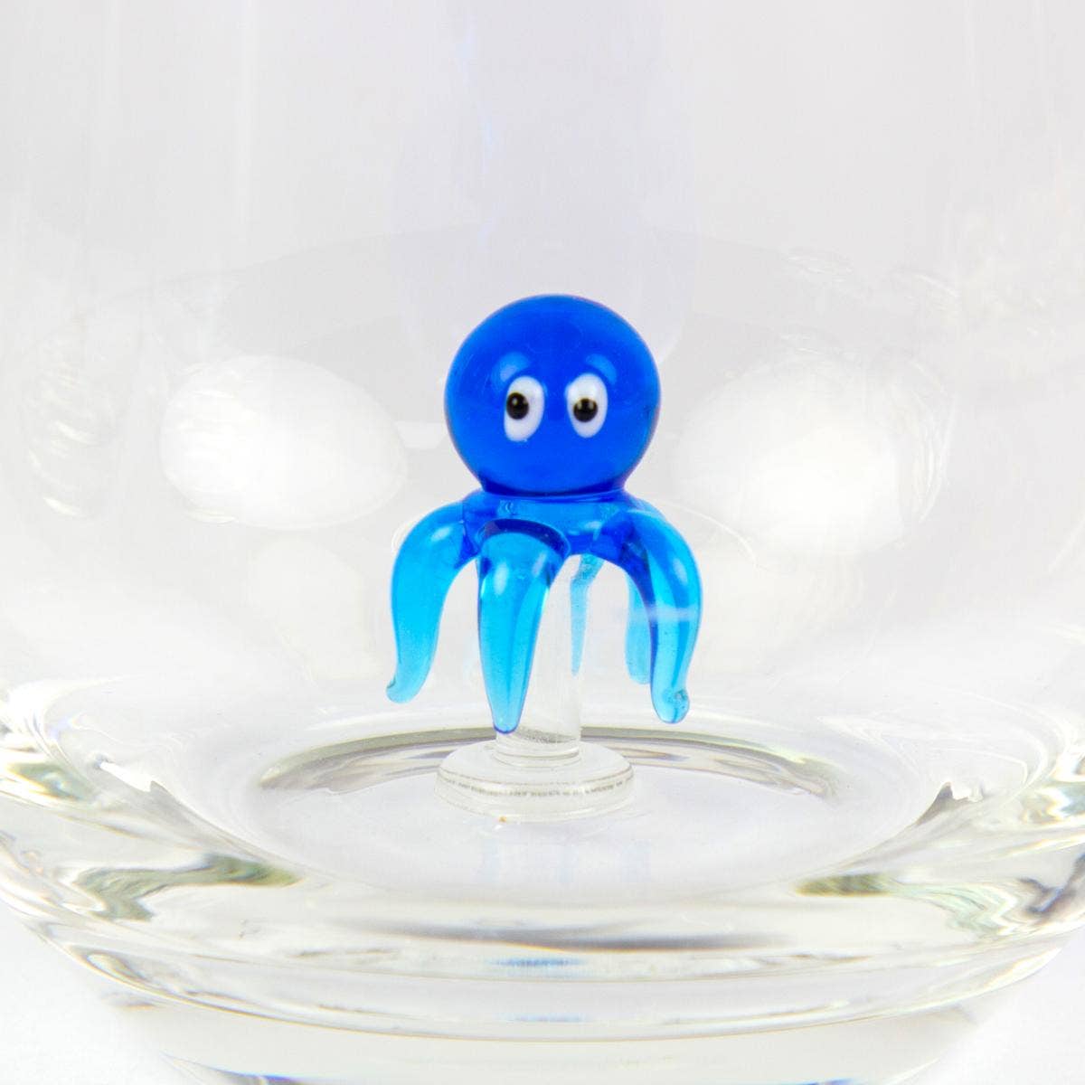 Verre à boire avec petite pieuvre