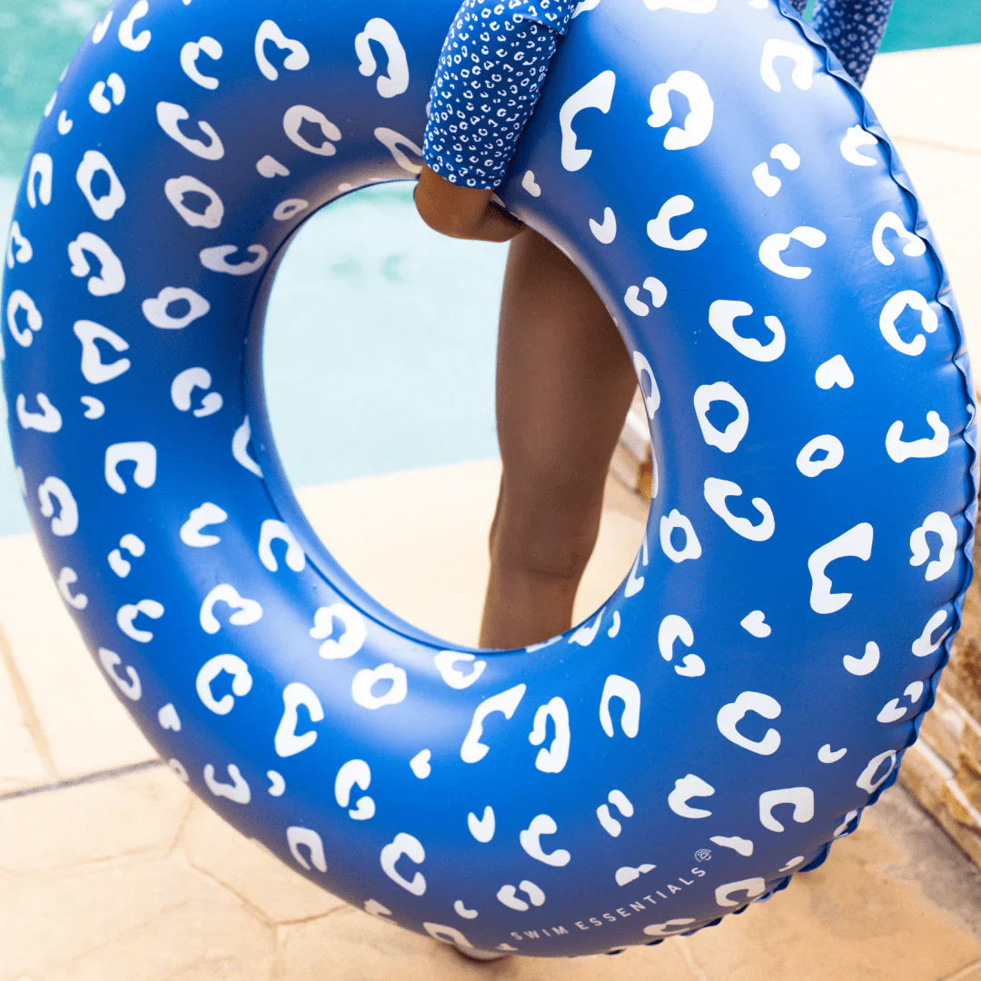 Blauer Leoparden-Pool-Schwimmreifen 
