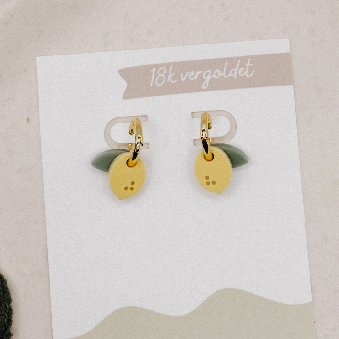 boucles doreilles creoles en acrylique avec fruits au citron plaque or 18 carats 