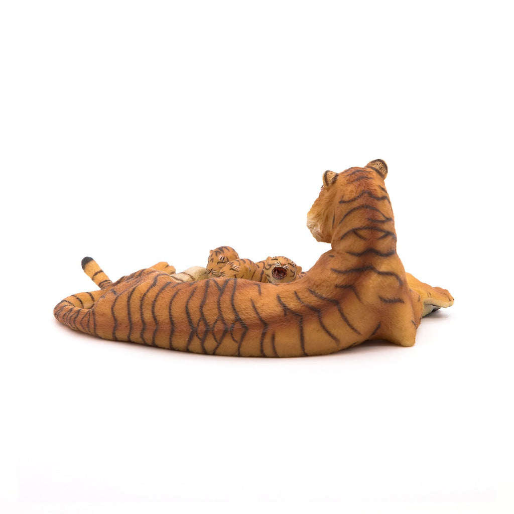 Figurine Tigresse couchée allaitant Papo - animal sauvage