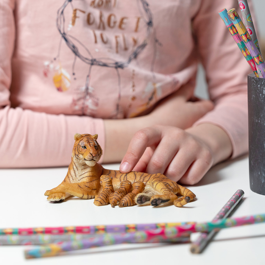Figurine Tigresse couchée allaitant Papo - animal sauvage