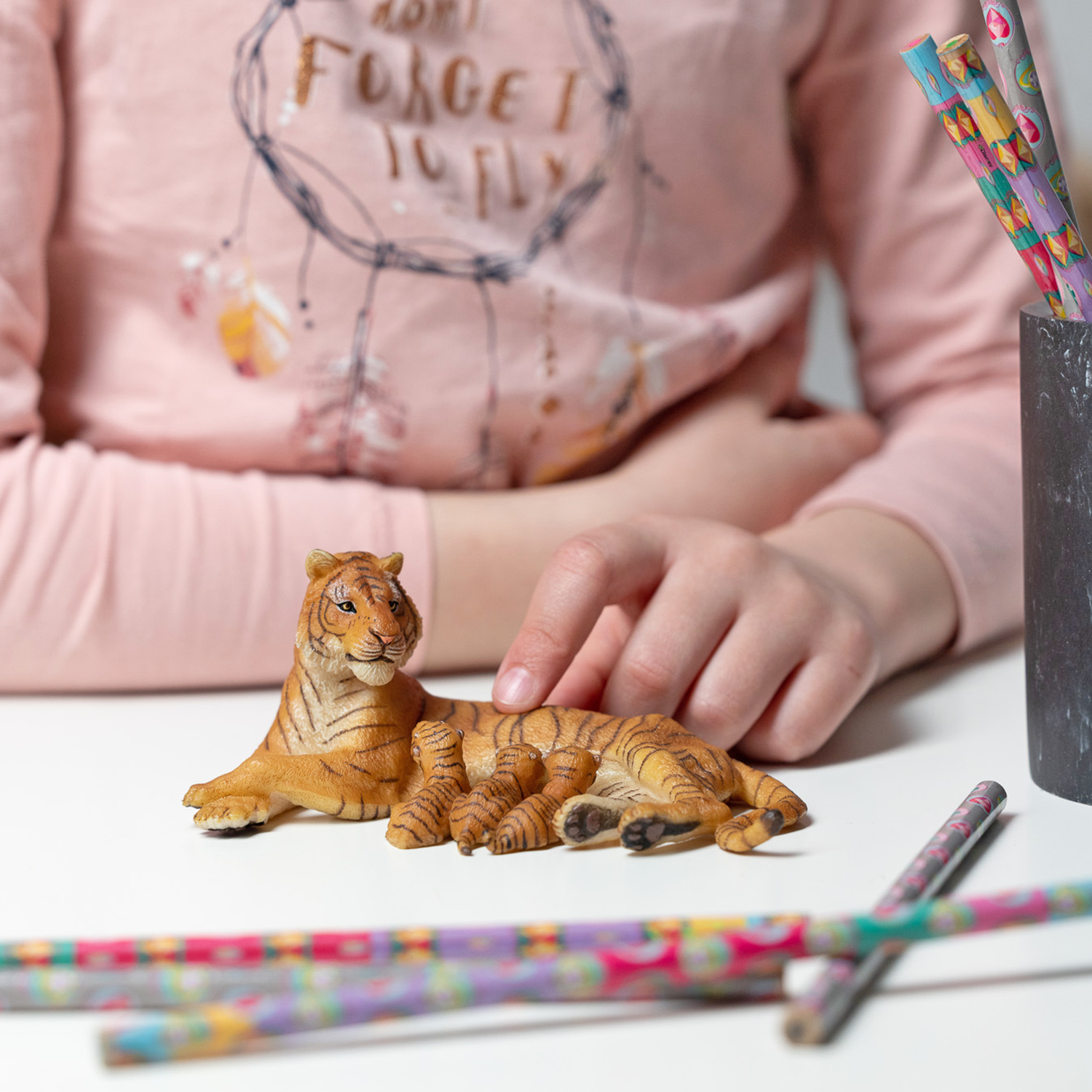 Figurine Tigresse couchée allaitant Papo - animal sauvage