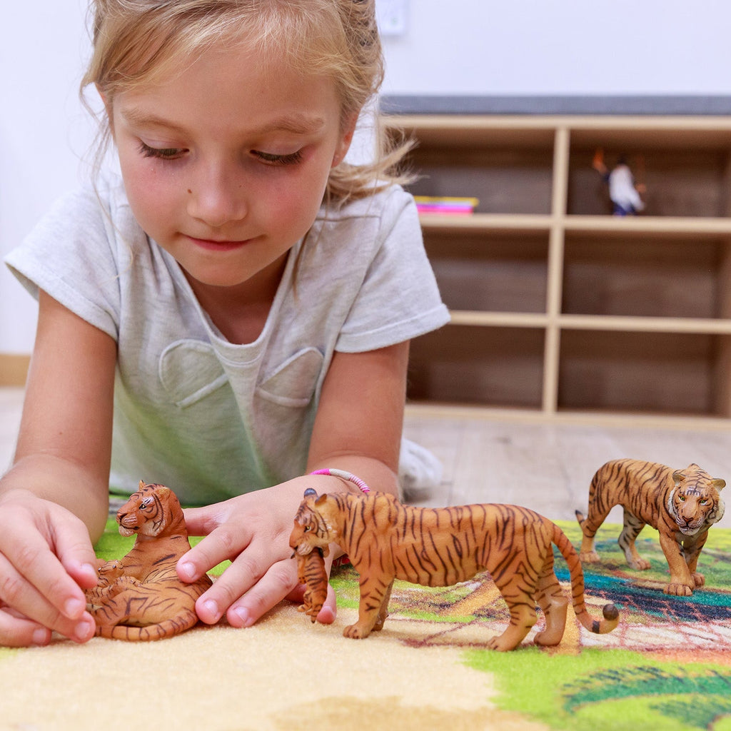 Figurine Tigresse couchée allaitant Papo - animal sauvage