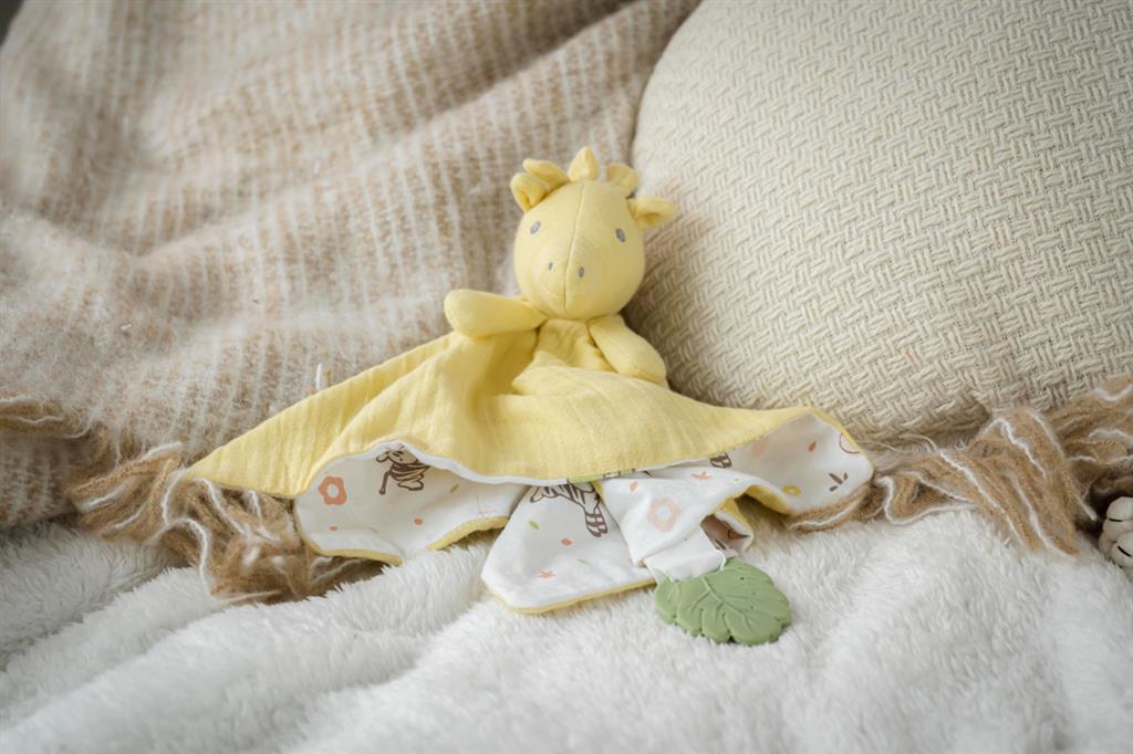 doudou girafe avec support de dentition tikiri 