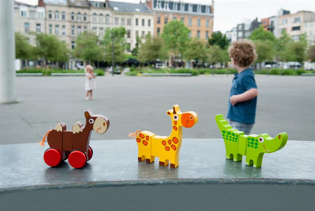 Trois animaux magnétiques colorés sur roues, idéaux pour le jeu et le développement des capacités motrices des enfants.