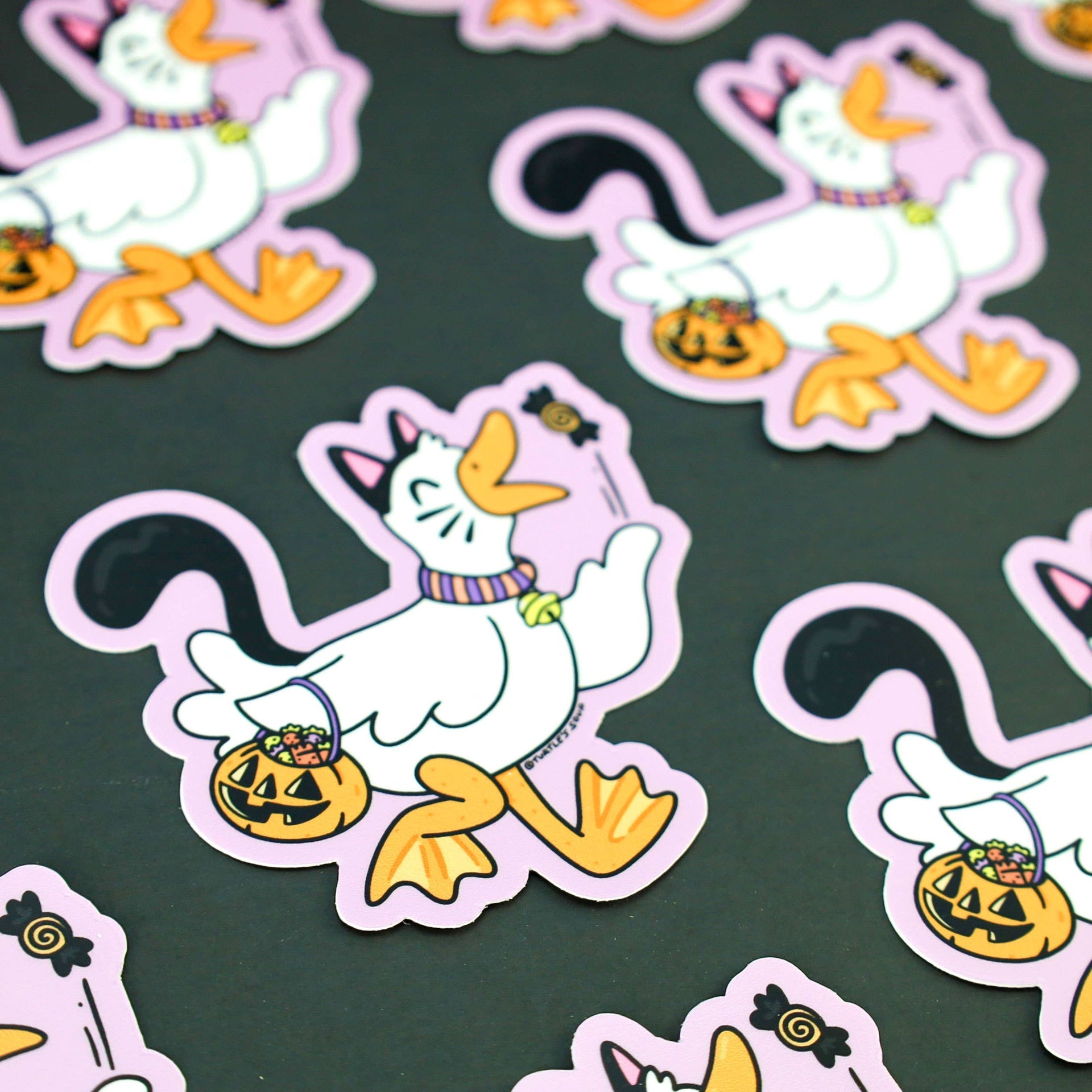 Ente im Katzen-Halloweenkostüm Sticker