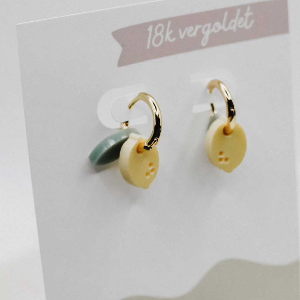 boucles doreilles creoles en acrylique avec fruits au citron plaque or 18 carats 