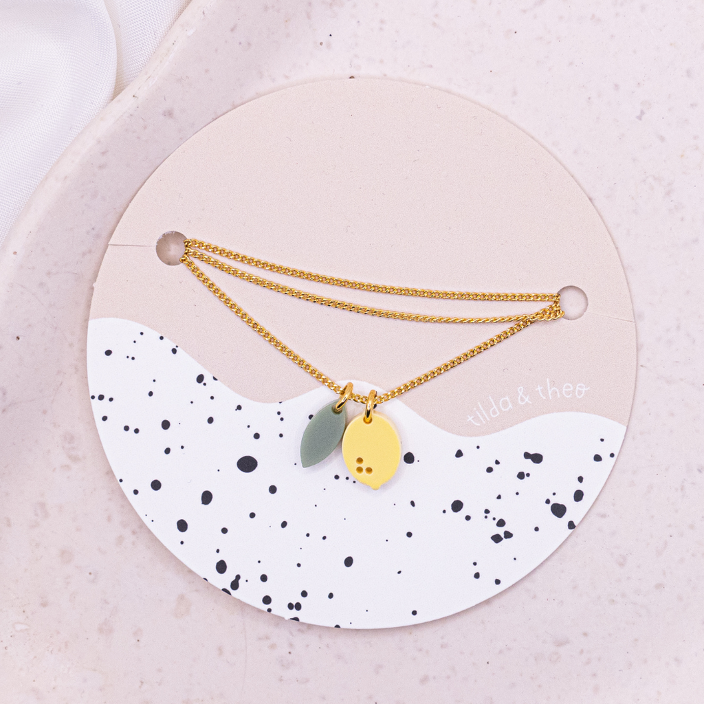 collier en acrylique citron chaine a fruits legere en metal dore 18 carats 