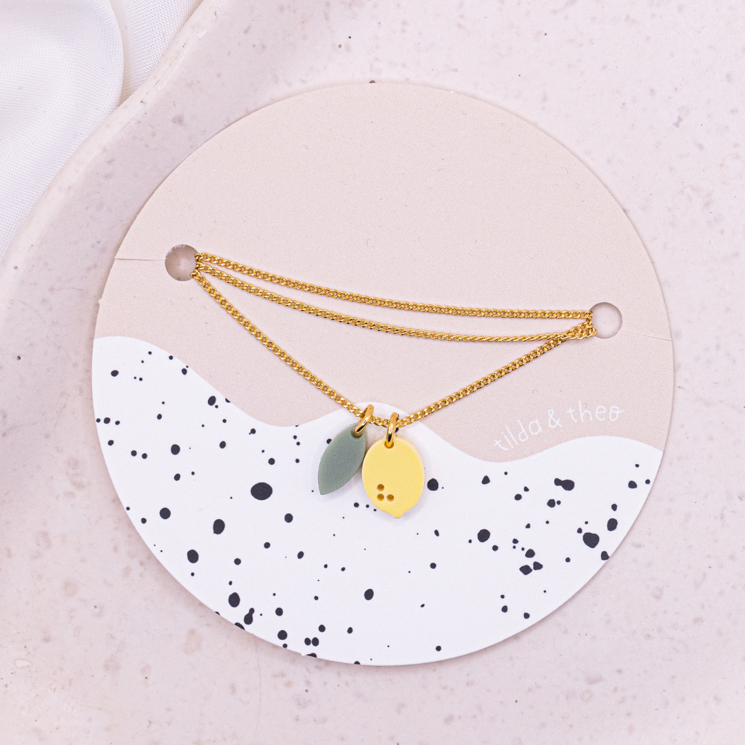 collier en acrylique citron chaine a fruits legere en metal dore 18 carats 