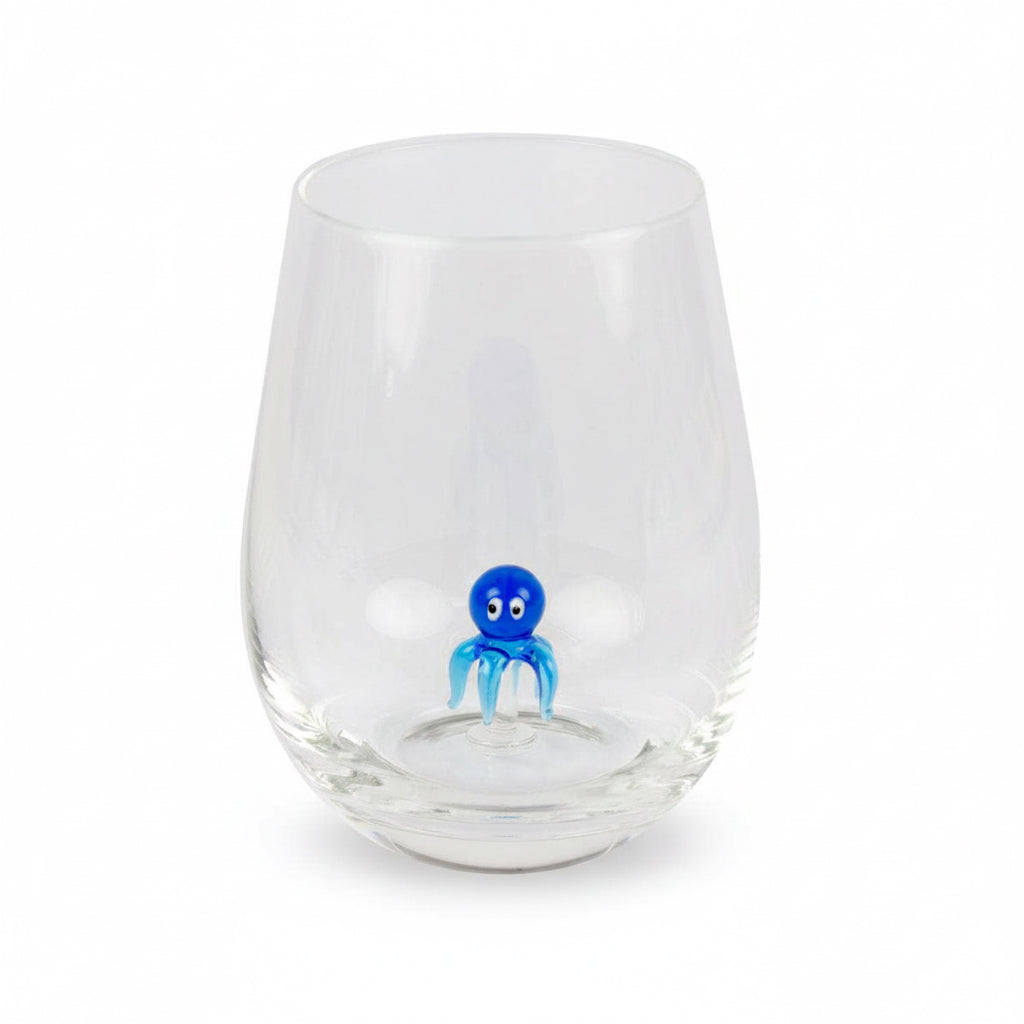 Verre à boire avec petite pieuvre