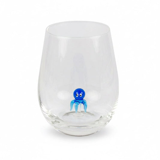 Verre à boire avec petite pieuvre