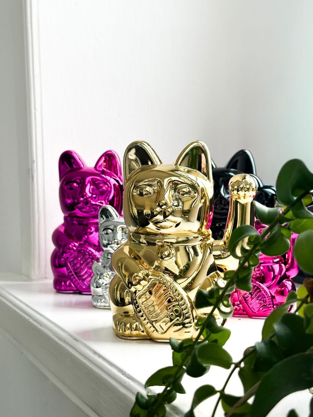 Chat Chanceux Rose Brillant “Sorya”