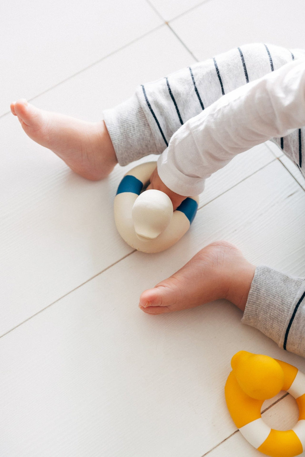 Flo The Floatie bleu marine – Jouet de bain et dentition bébé – vue produit 8