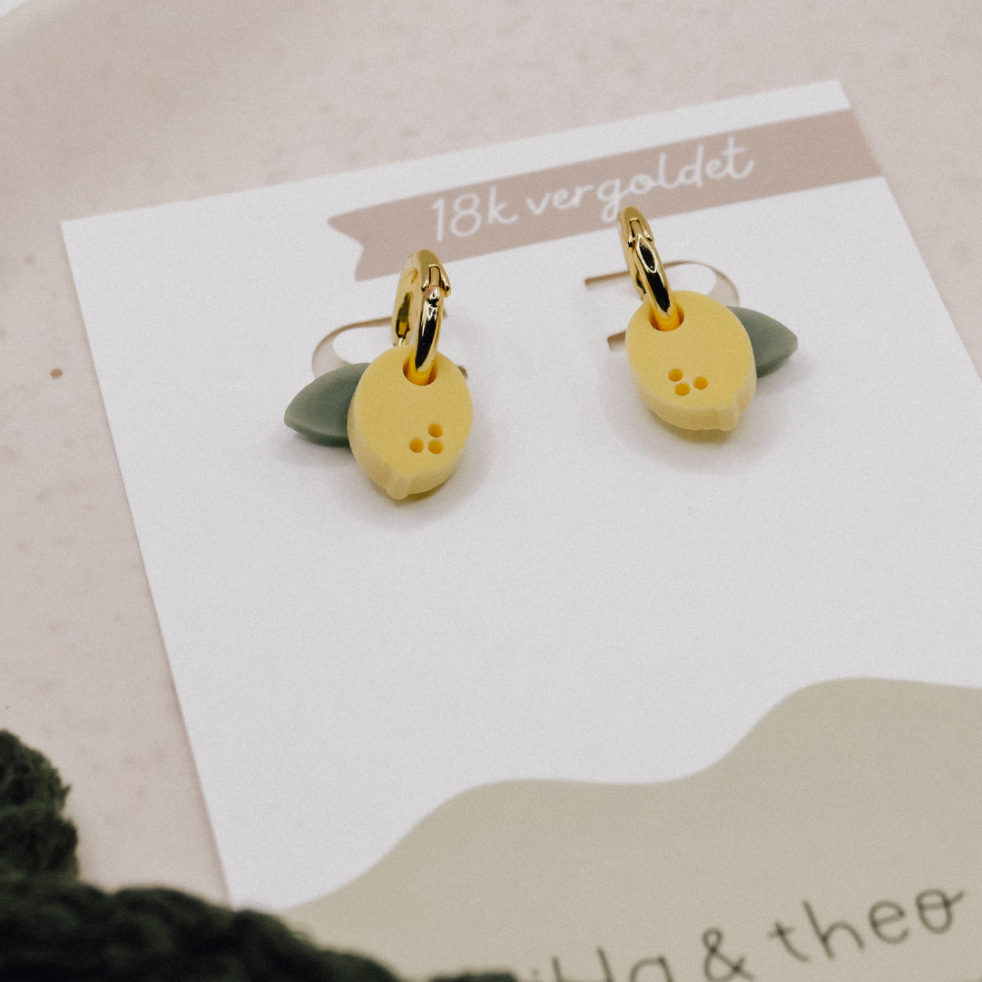 boucles doreilles creoles en acrylique avec fruits au citron plaque or 18 carats 
