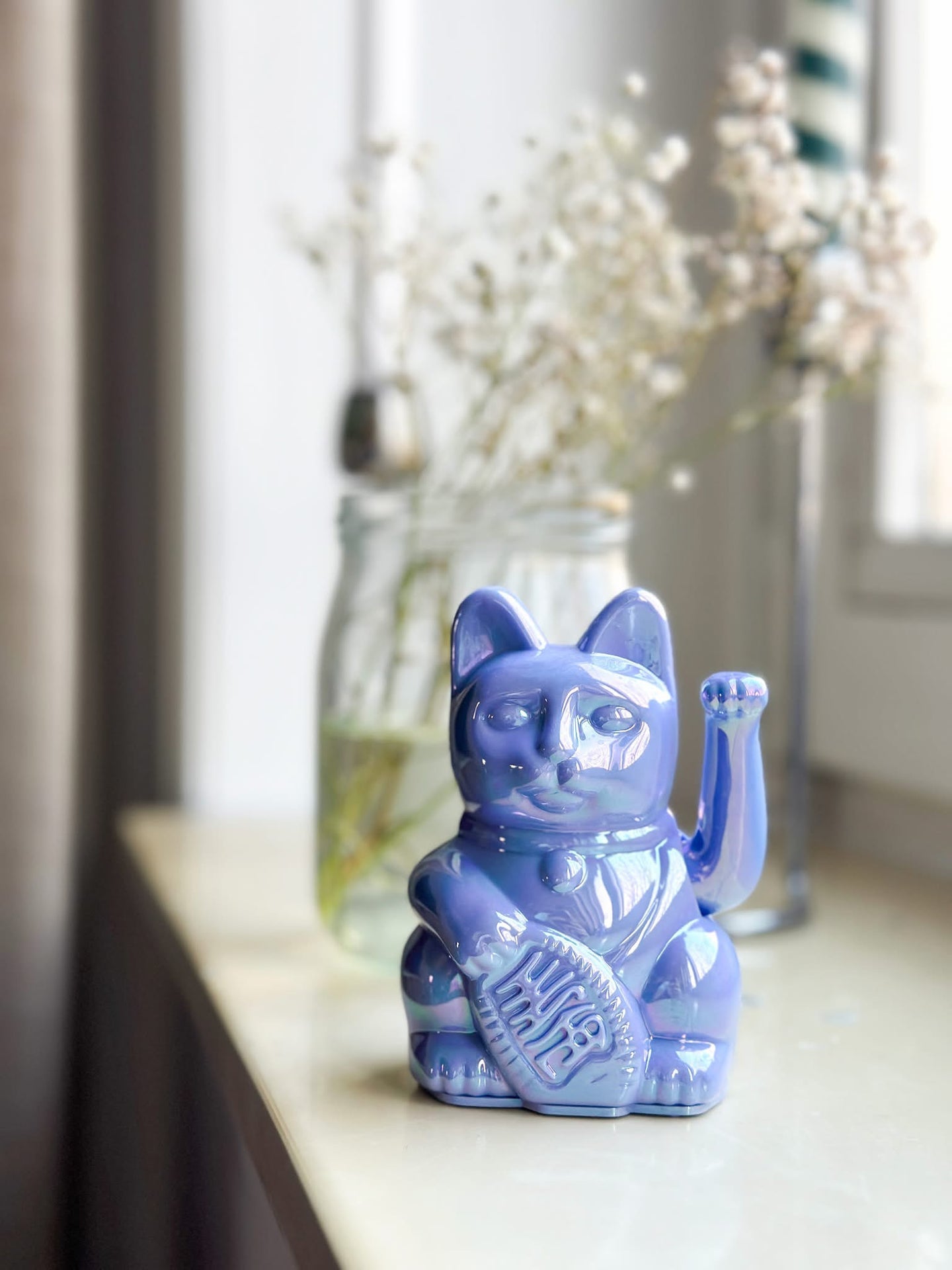 Chat Chanceux Bleu Brillant “Avara”