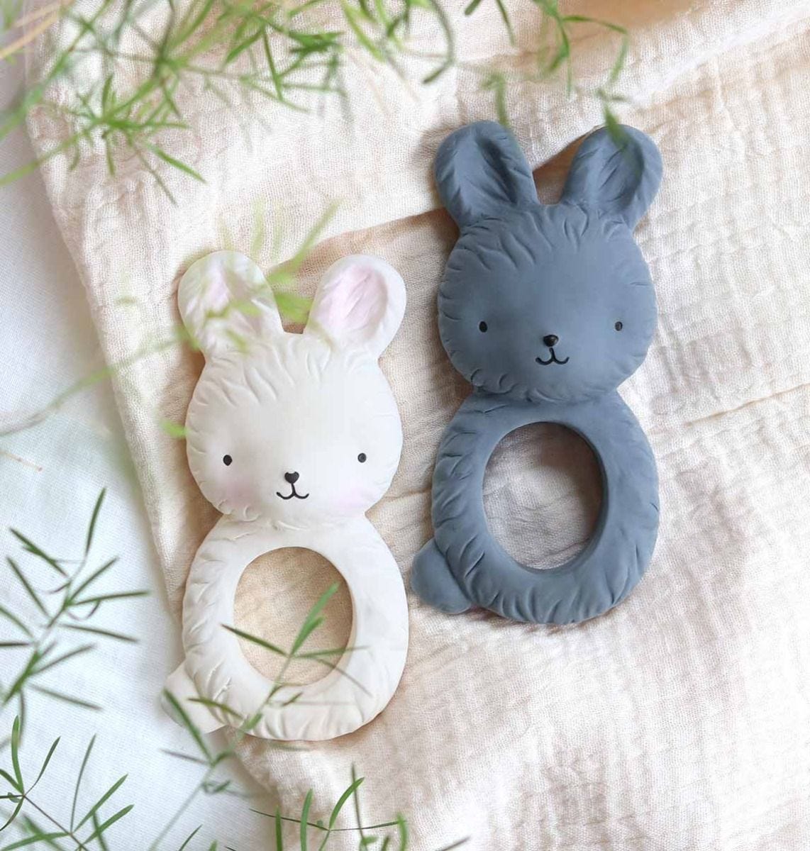 Anneau de dentition Lapin Blanc – vue 4 – A Little Lovely Company