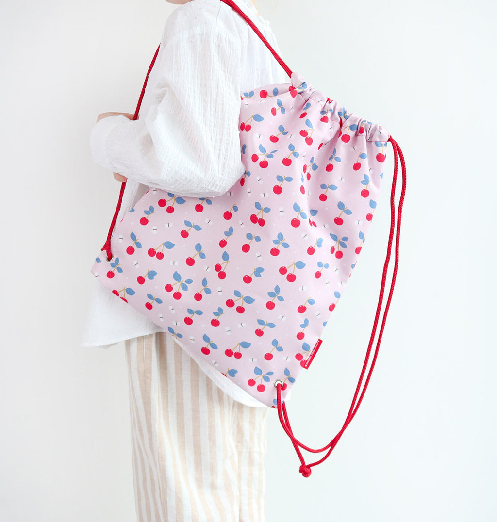 Sac à cordons enfant - Cerises – vue 3 – A Little Lovely Company