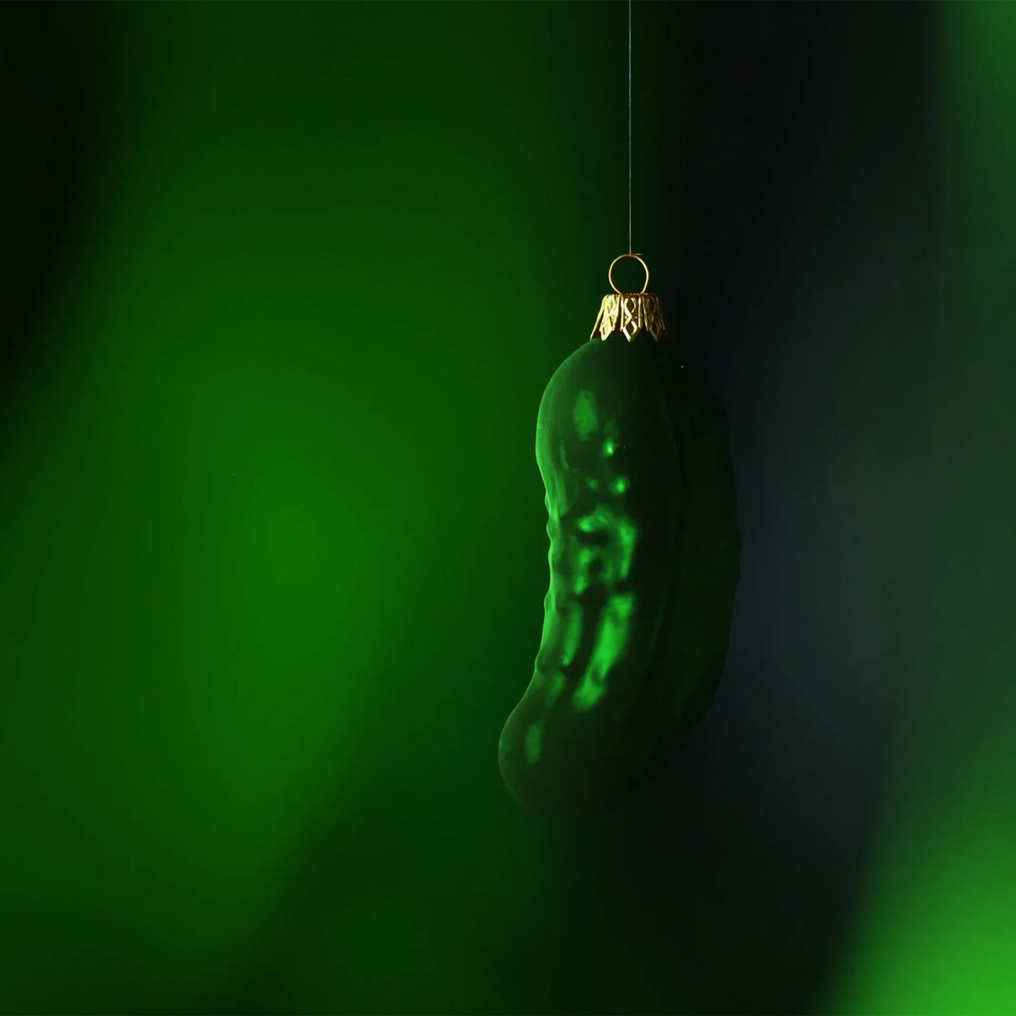 Рождественская безделушка из маринованных огурцов