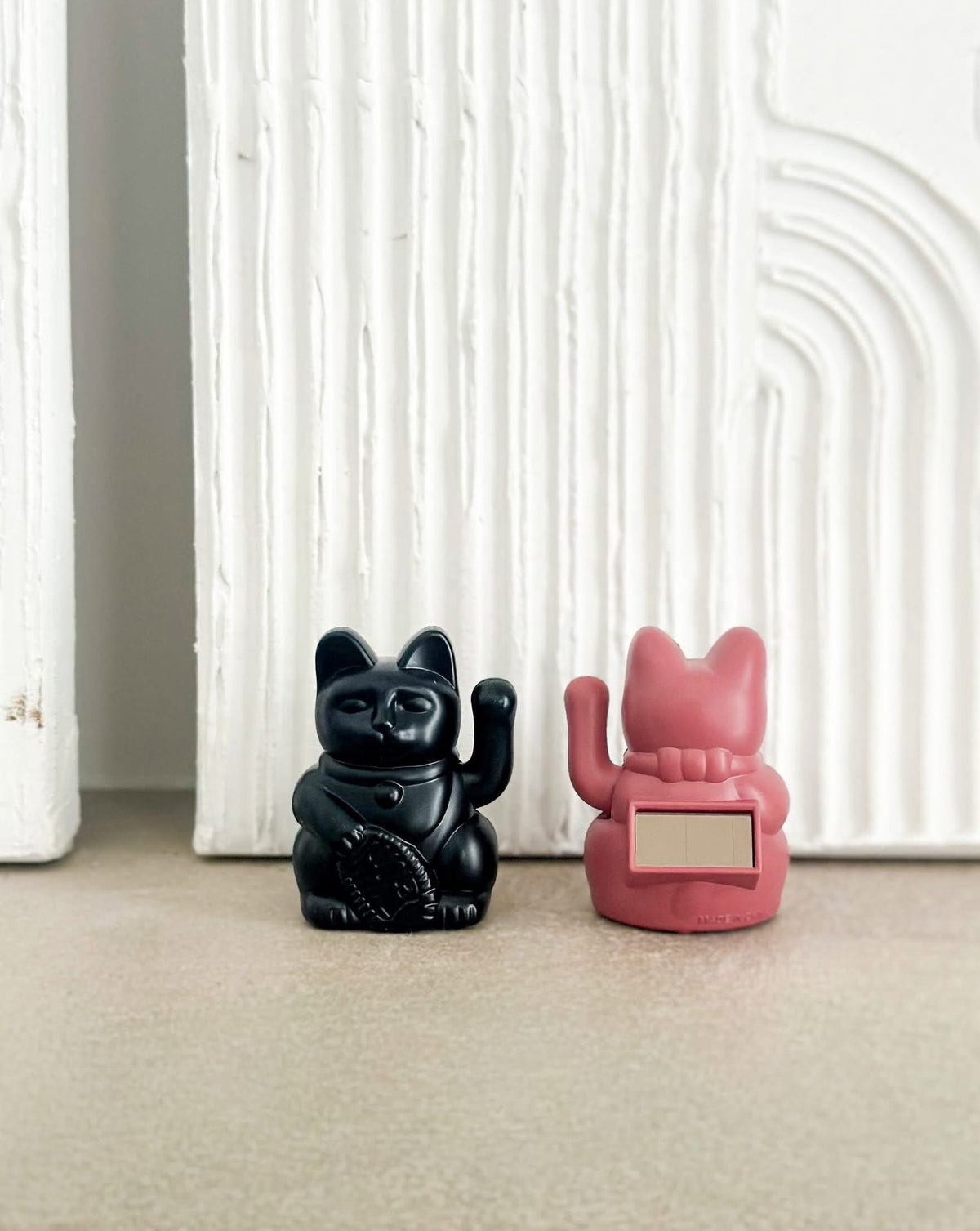 Mini Chat Chanceux Solaire Fruits Rouges "Aiko”
