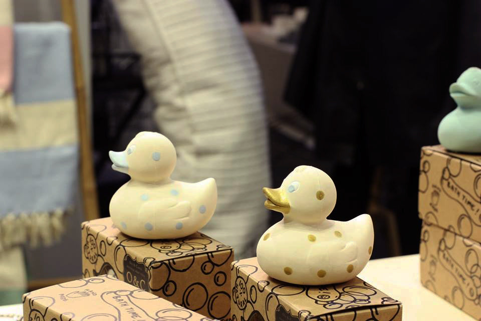 Elvis le Canard Pois Dorés – Jouet de bain et dentition bébé – vue produit 12