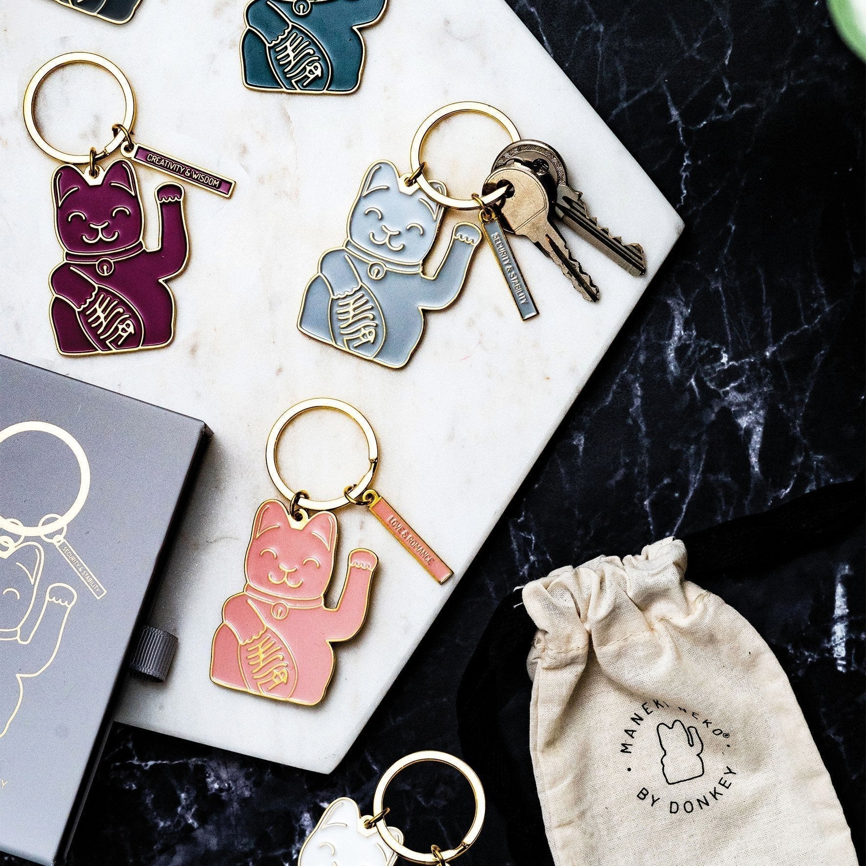 porte cles chat chanceux rose donkey