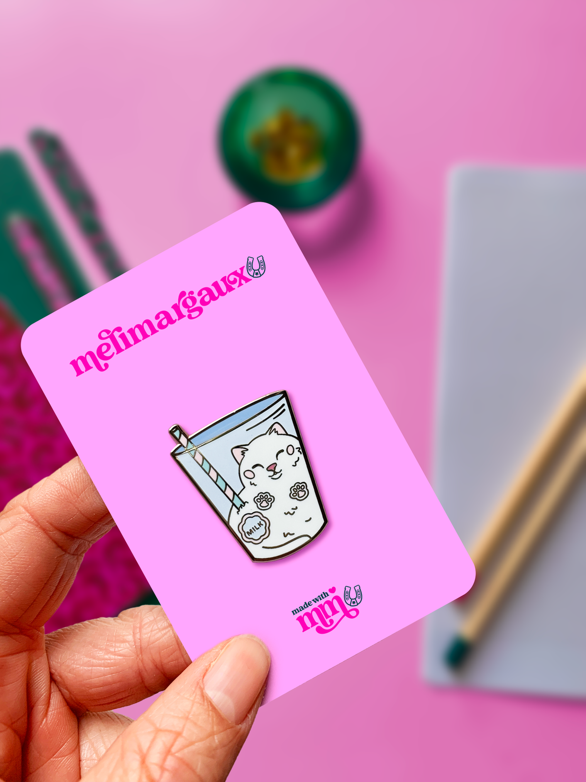 Milk | Pin’s emaillé — vue 3