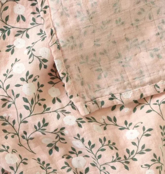 Lot de 2 langes en coton bio - Fleurs Rose – vue 4 – A Little Lovely Company