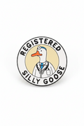 Pin's oie médecin avec stéthoscope et inscription Registered Silly Goose