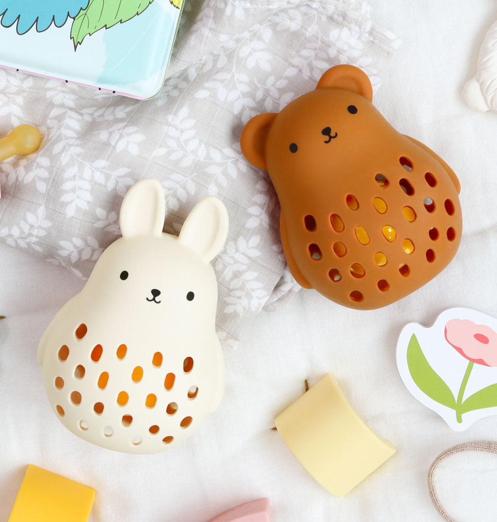 Hochet en silicone - Ours – vue 3 – A Little Lovely Company