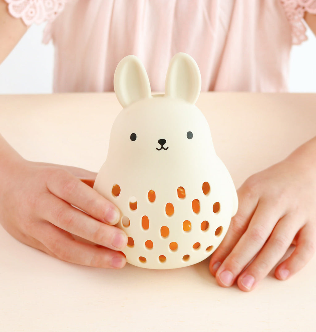 Hochet en silicone - Lapin – vue 7 – A Little Lovely Company