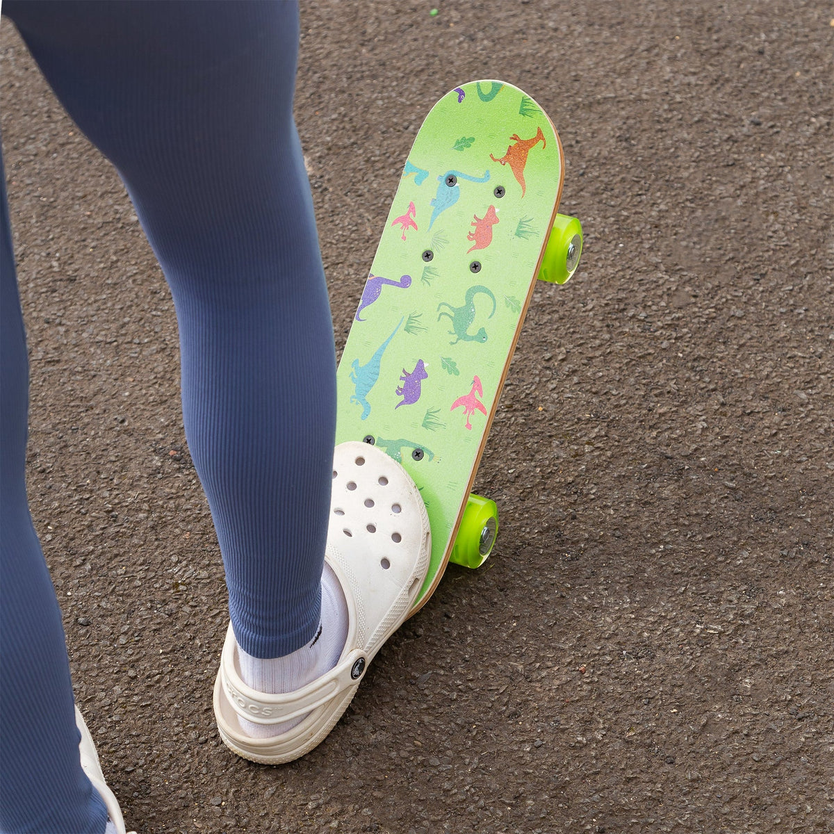 SKATEBOARD DINOSAURE AVEC ROUES CLIGNOTANTES 17 POUCES