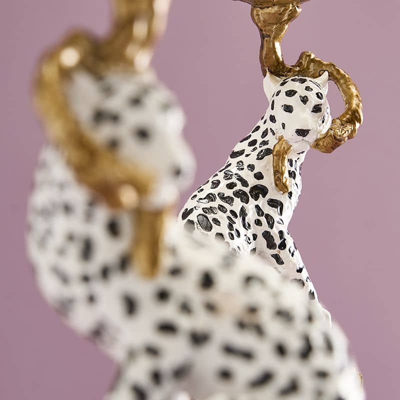 Leo-Kronleuchter, 2 Ausführungen. Polyresin, 11 x 10,5 x 33 cm