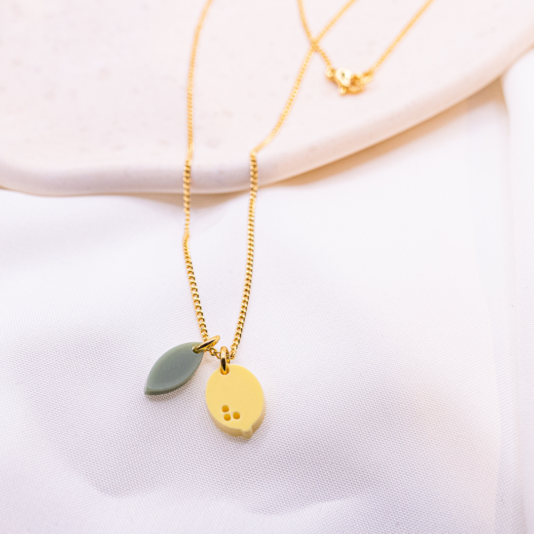 collier en acrylique citron chaine a fruits legere en metal dore 18 carats 