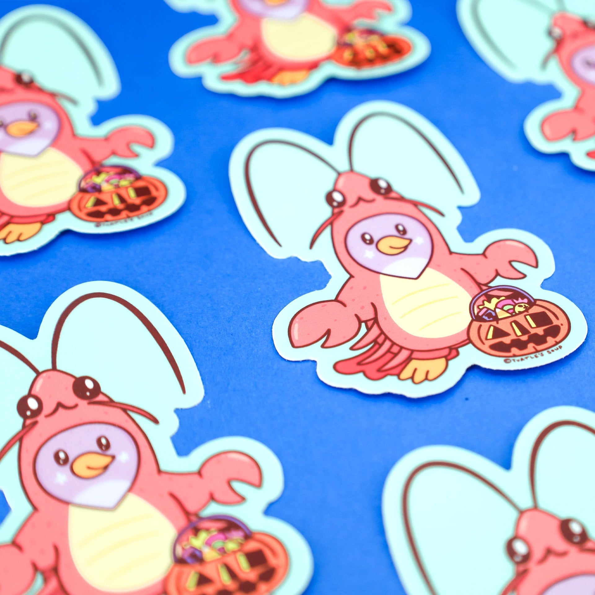 Pinguin im Hummer-Halloween-Kostüm Sticker
