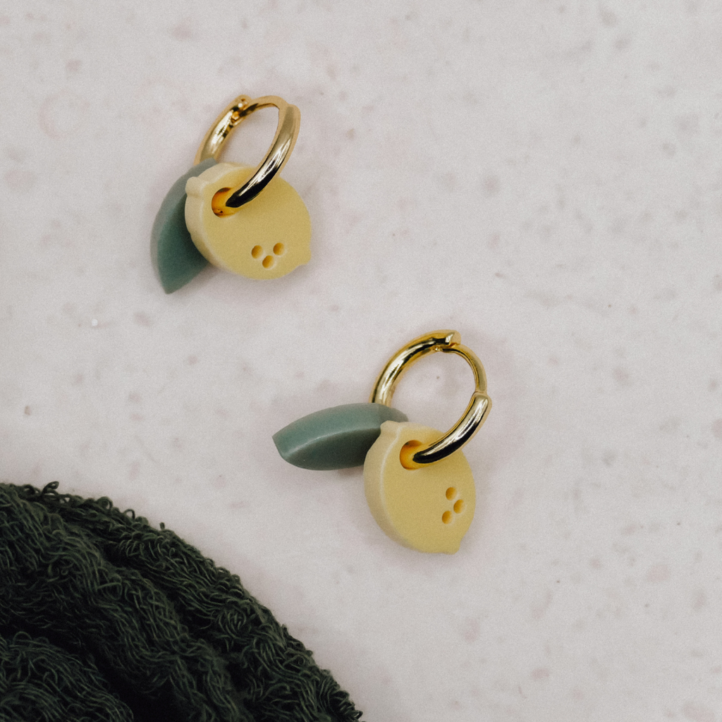 boucles doreilles creoles en acrylique avec fruits au citron plaque or 18 carats 87686476