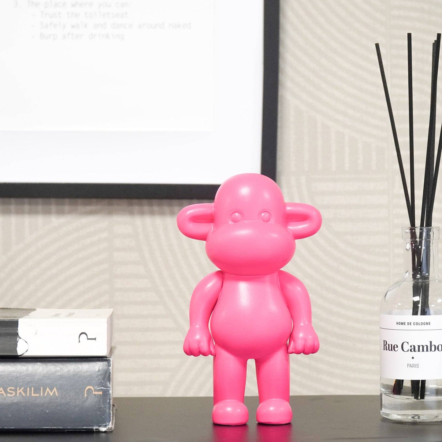 Ornament - Monkey Figurine 'The Legend' - Resin - Pink - 11x7x19cm