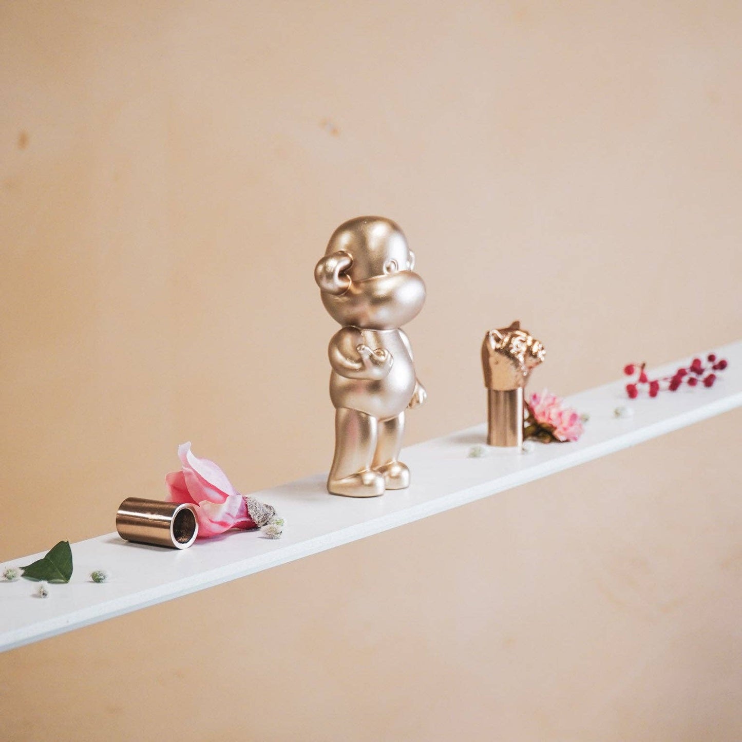 Ornament - Hanging Loose Monkey Figurine 'The Legend' - Polyresin - Gold - 11x7x19cm