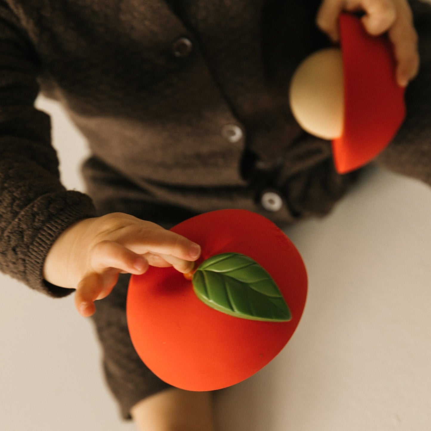 Pomme – Jouet à empiler et balle hochet – vue produit 7