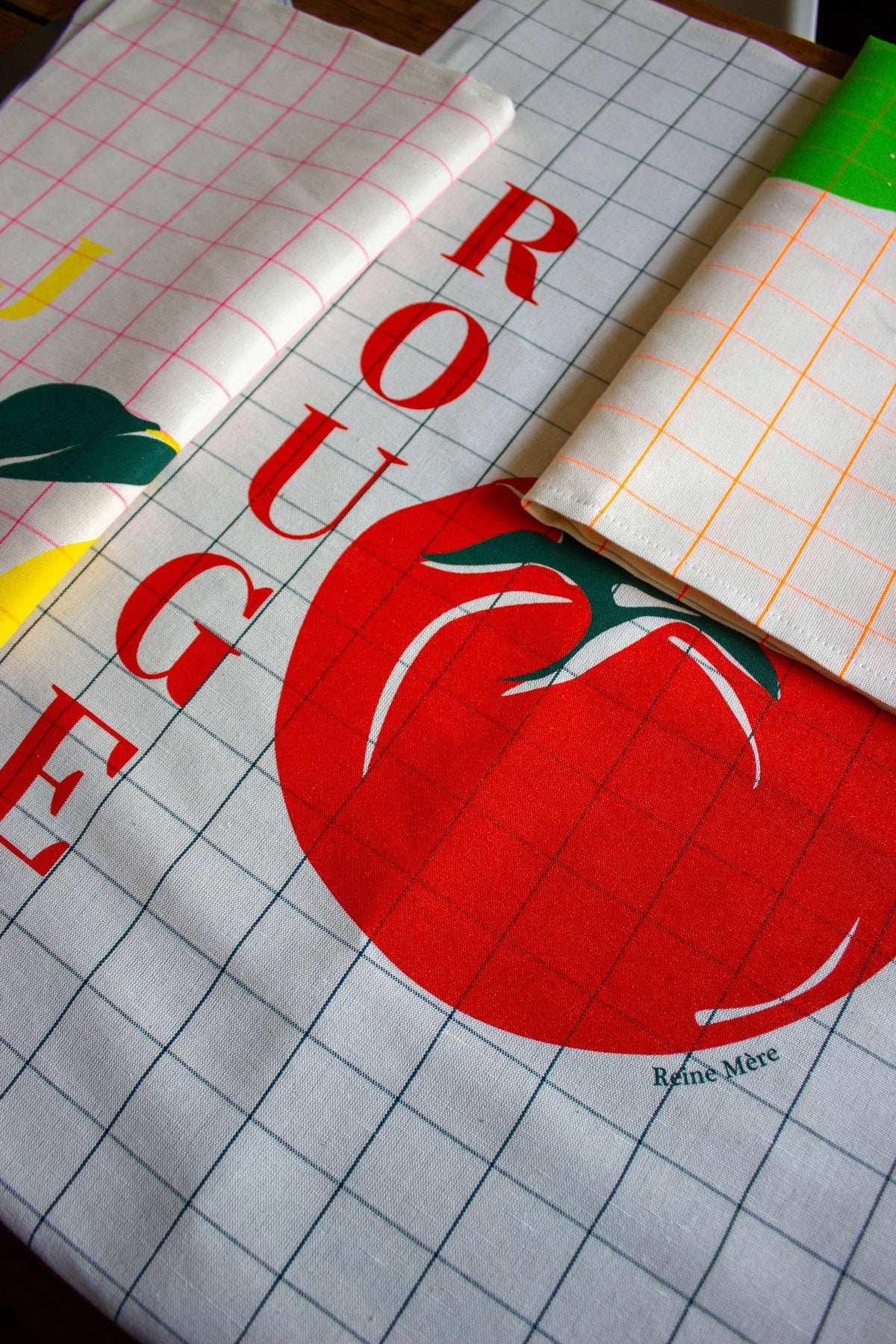 Visuel complémentaire du produit Torchon Rouge Tomate — Reine Mère (photo 3)