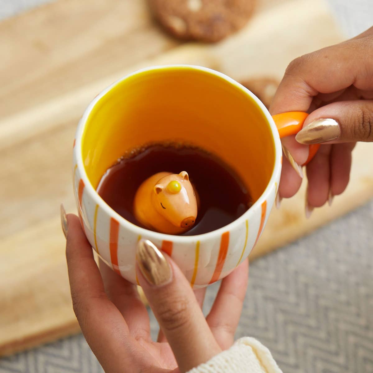 Tasse à surprise avec capybara caché