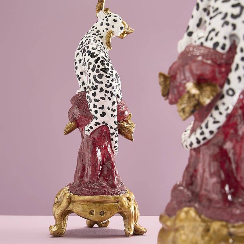 Leo-Kronleuchter, 2 Ausführungen. Polyresin, 11 x 10,5 x 33 cm